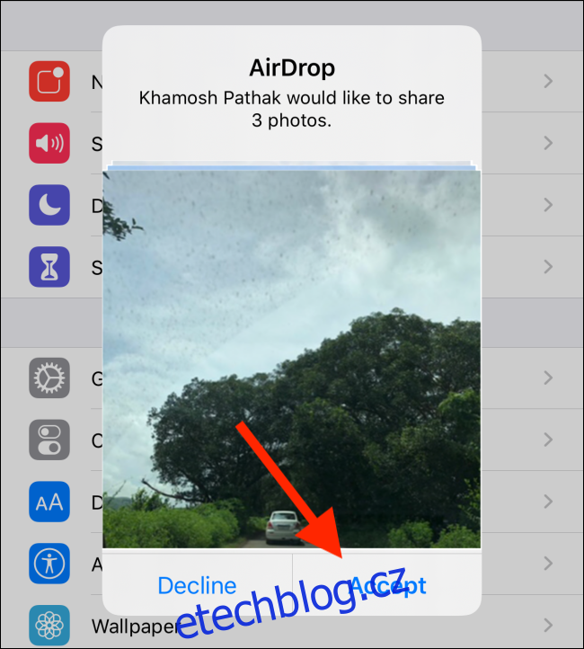 Žádost AirDrop o sdílení fotografií;  váš kontakt musí klepnout 