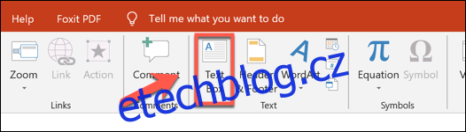 Stiskněte Vložit > Textové pole pro přidání textového pole do PowerPointu” width=”526″ height=”150″ onload=”pagespeed.lazyLoadImages.loadIfVisibleAndMaybeBeacon(this);” onerror=”this.onerror=null;pagespeed.lazyLoadImages.loadIfVisibleAndMaybeBeacon(this);”></p>
<p>Dále nakreslete textové pole pomocí myši nebo trackpadu – umístěte jej pod obrázek nebo na vhodné místo blízko podle toho.</p>
<p>Jakmile je textové pole vytvořeno, můžete přidat citaci.</p>
<p><img decoding=