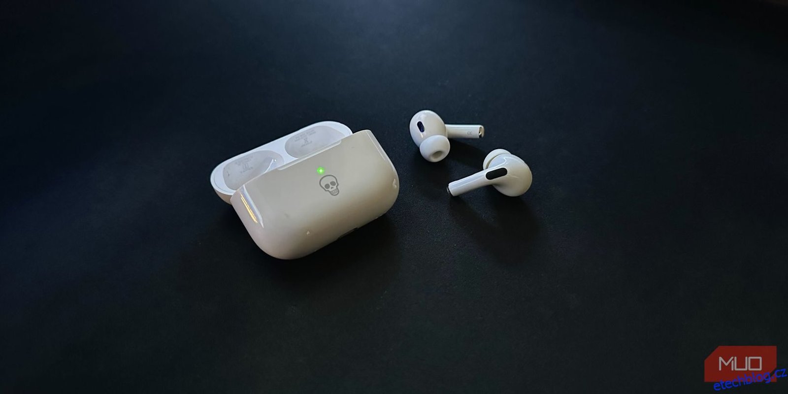 Oranžové světlo na AirPods?  Co znamenají barvy vašich AirPodů